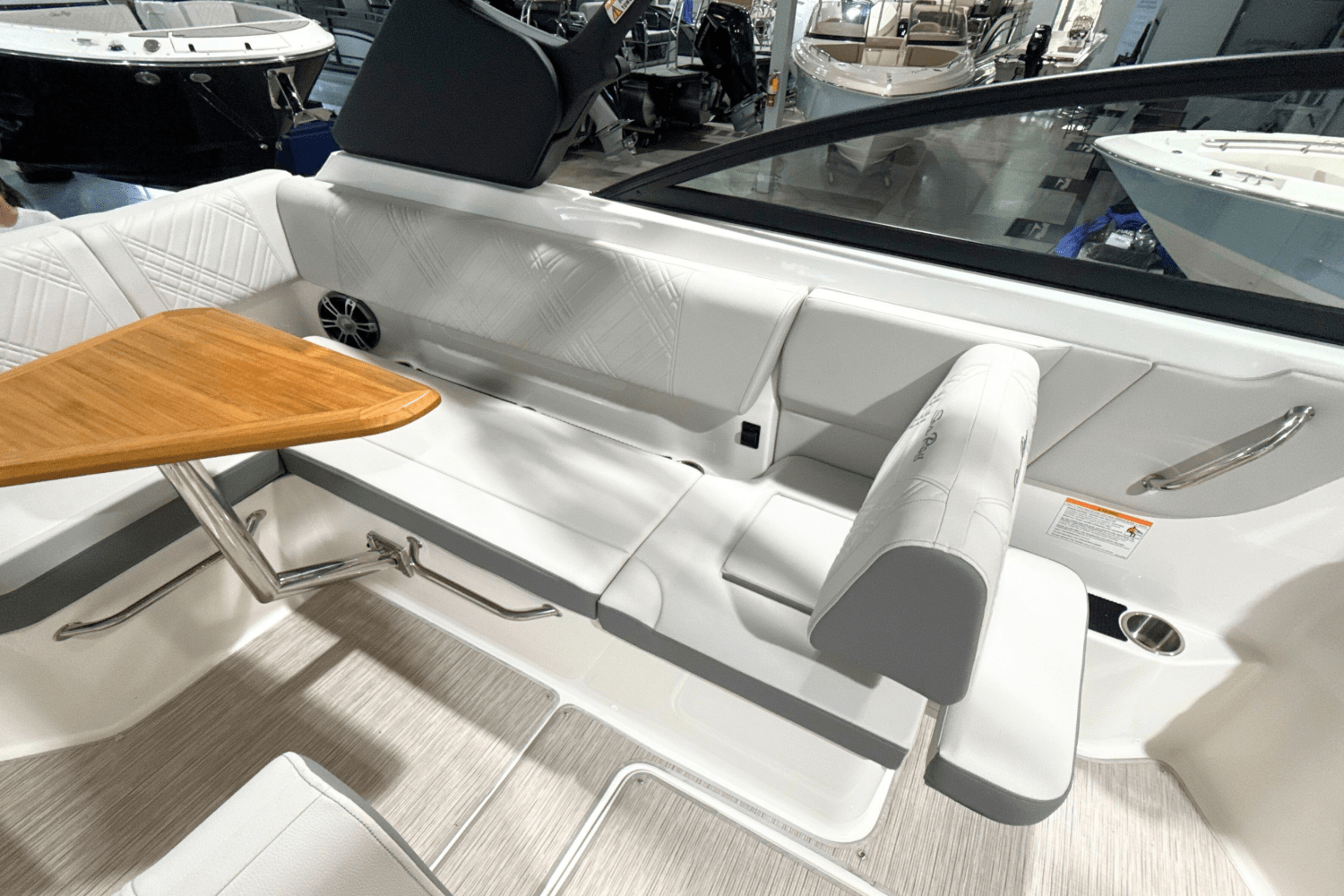 Slide: The Image of Sea Ray 250 SDX 2025 - 7