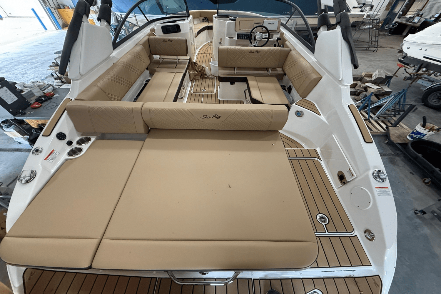 Slide: The Image of Sea Ray 250 SDX 2025 - 7