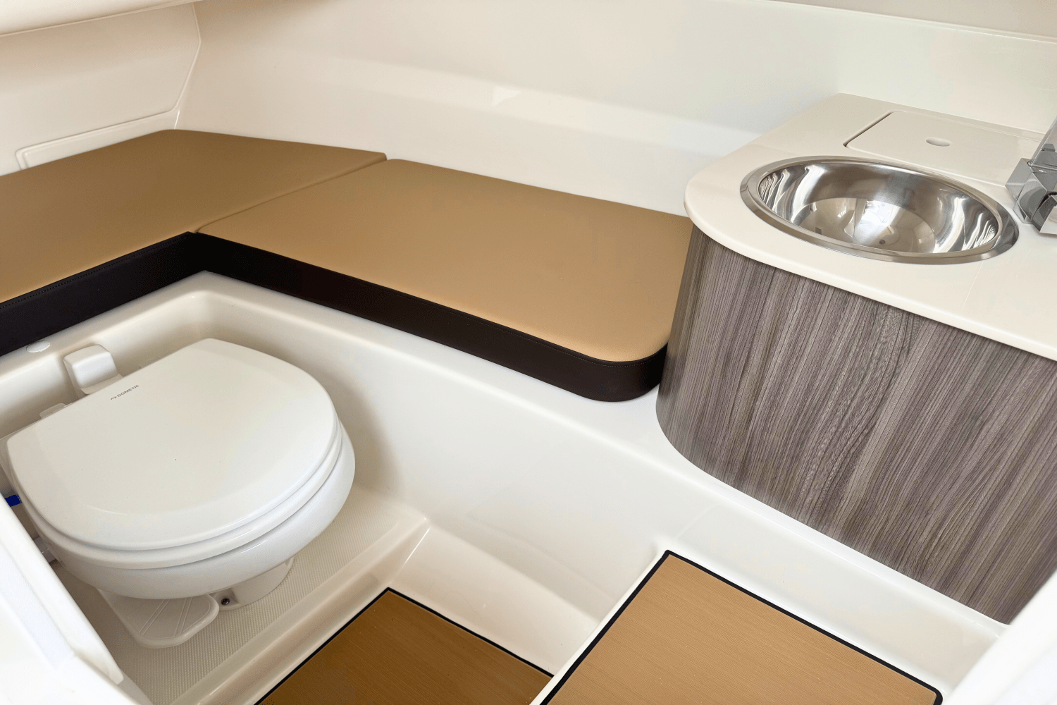 Slide: The Image of Sea Ray 250 SDX 2025 - 7