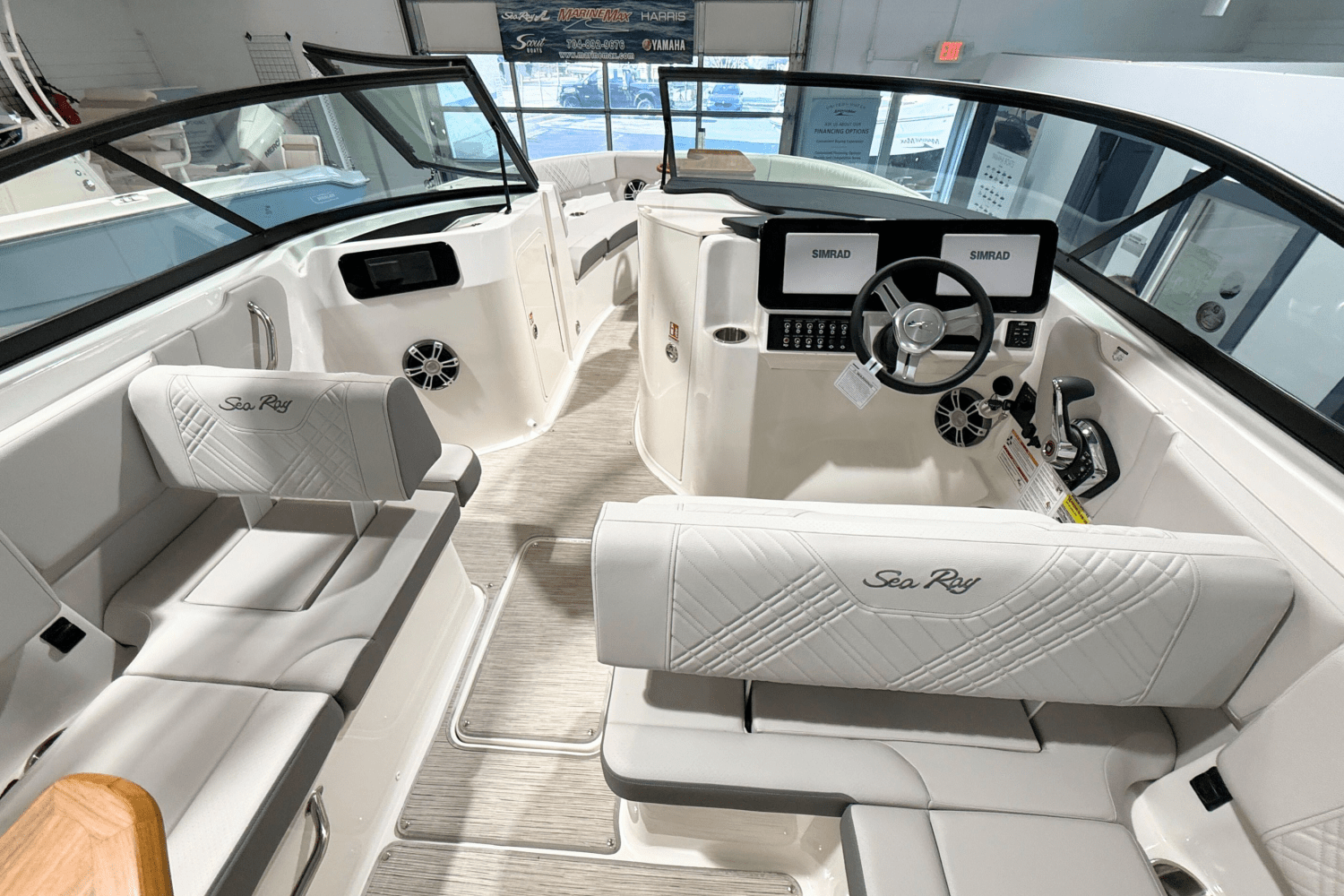 Slide: The Image of Sea Ray 250 SDX 2025 - 8