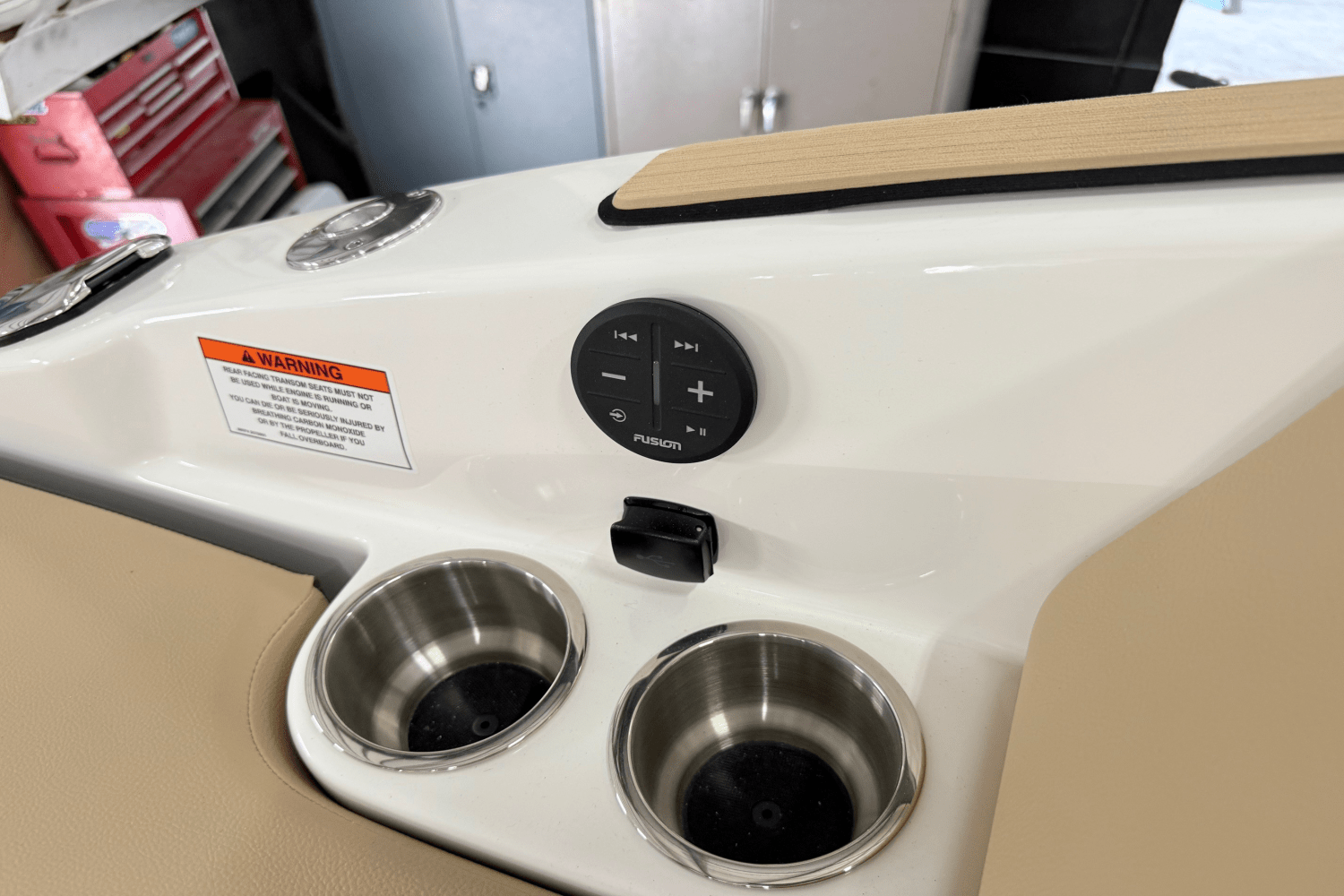 Slide: The Image of Sea Ray 250 SDX 2025 - 8