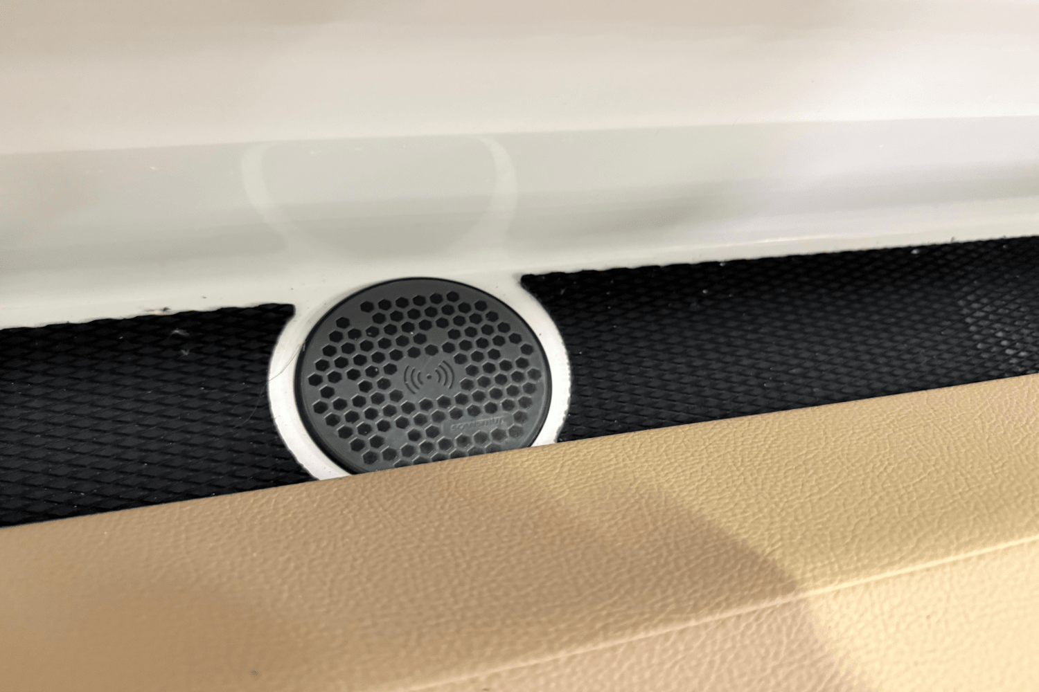 Slide: The Image of Sea Ray 250 SDX 2025 - 9