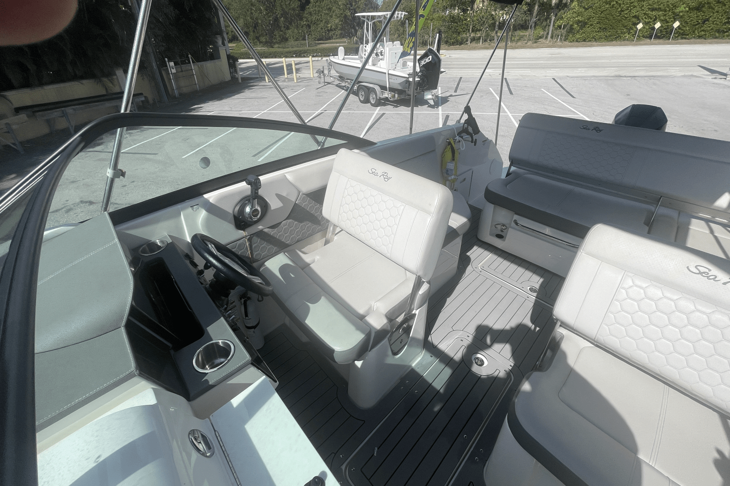 Slide: The Image of Sea Ray 250 SDX OB 2020 - 21