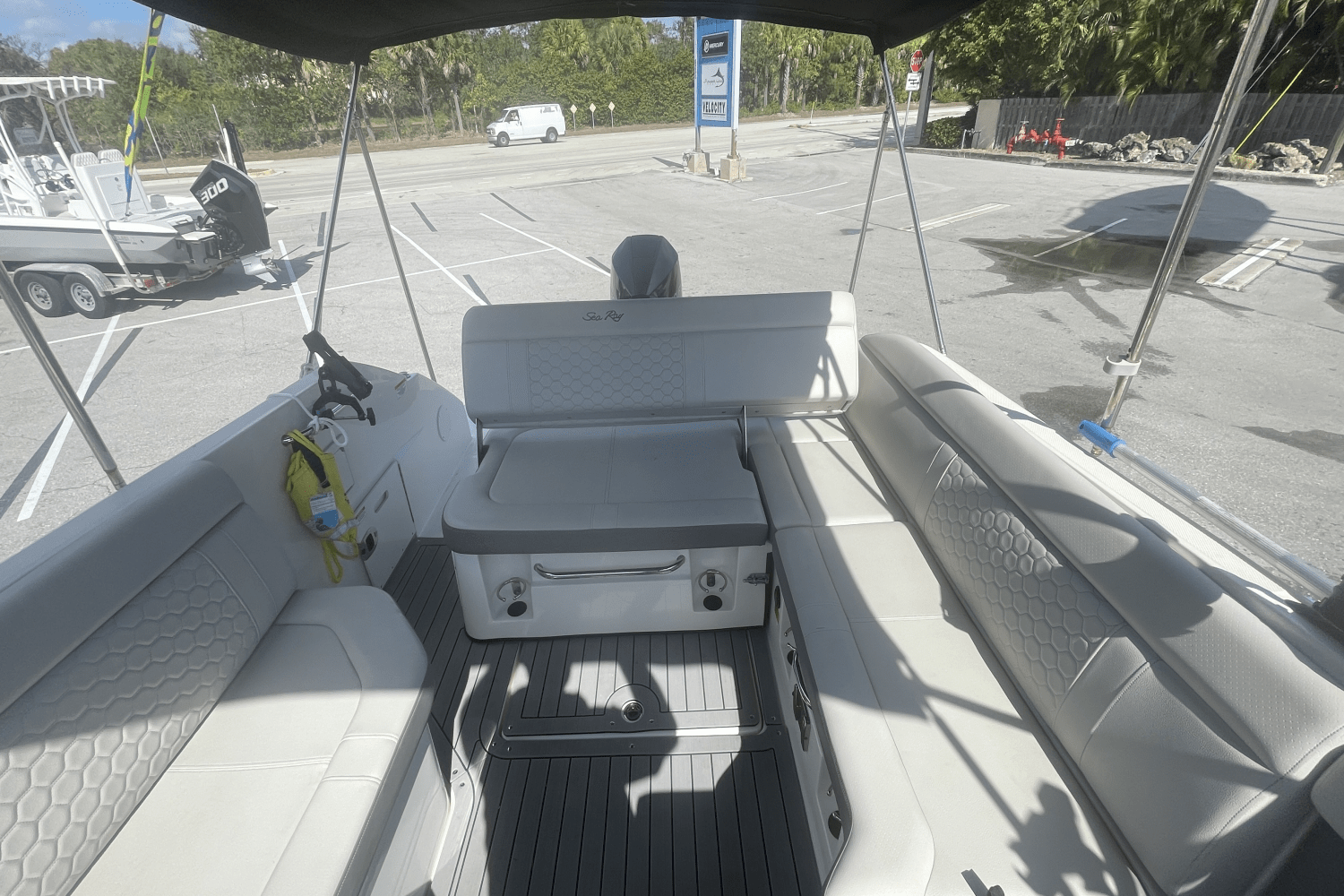 Slide: The Image of Sea Ray 250 SDX OB 2020 - 25
