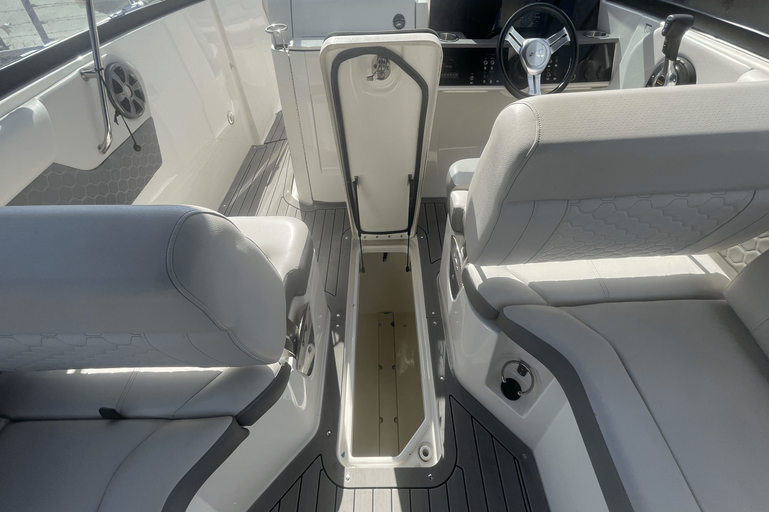 Slide: The Image of Sea Ray 250 SDX OB 2020 - 28