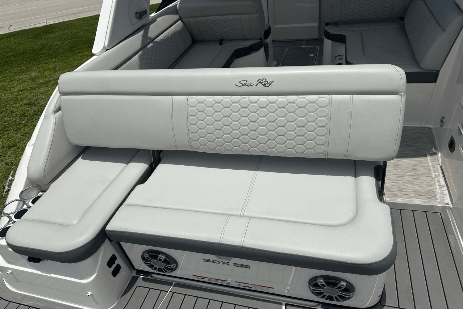 Slide: The Image of Sea Ray 250 SDX OB 2022 - 15