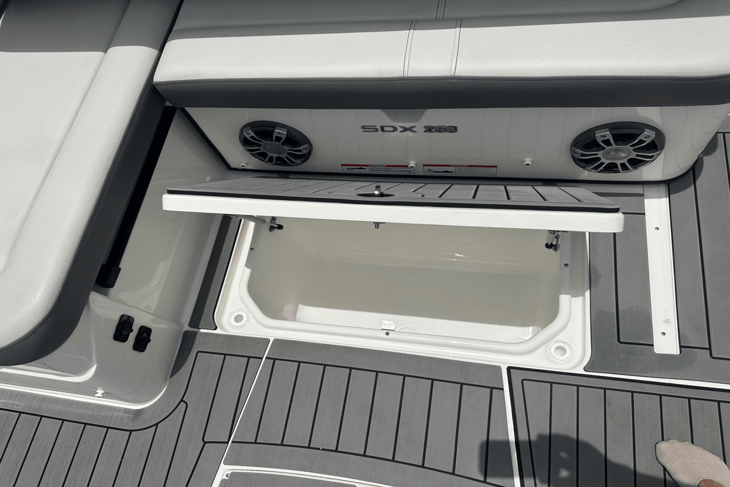 Slide: The Image of Sea Ray 250 SDX OB 2022 - 16