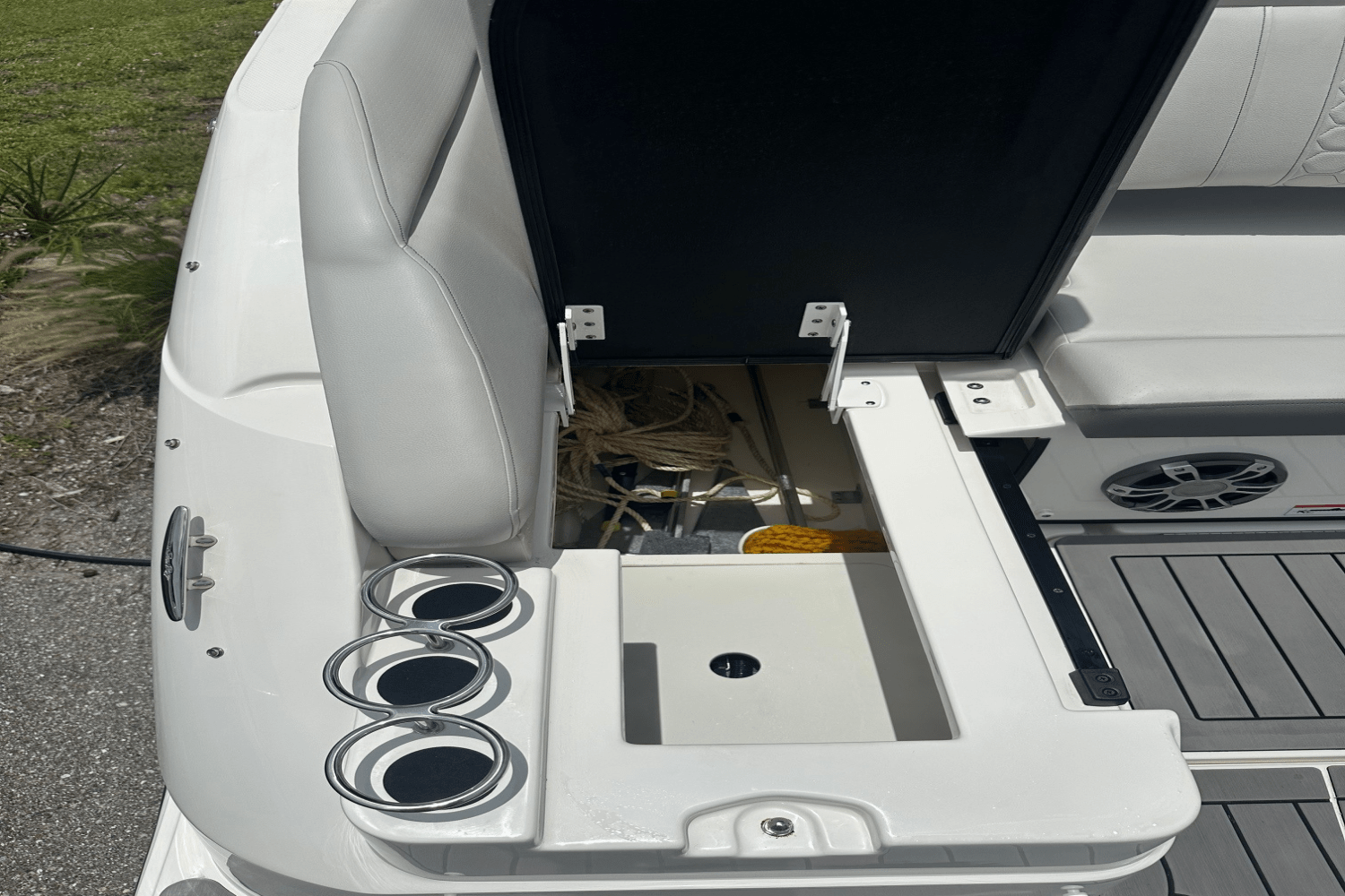 Slide: The Image of Sea Ray 250 SDX OB 2022 - 17
