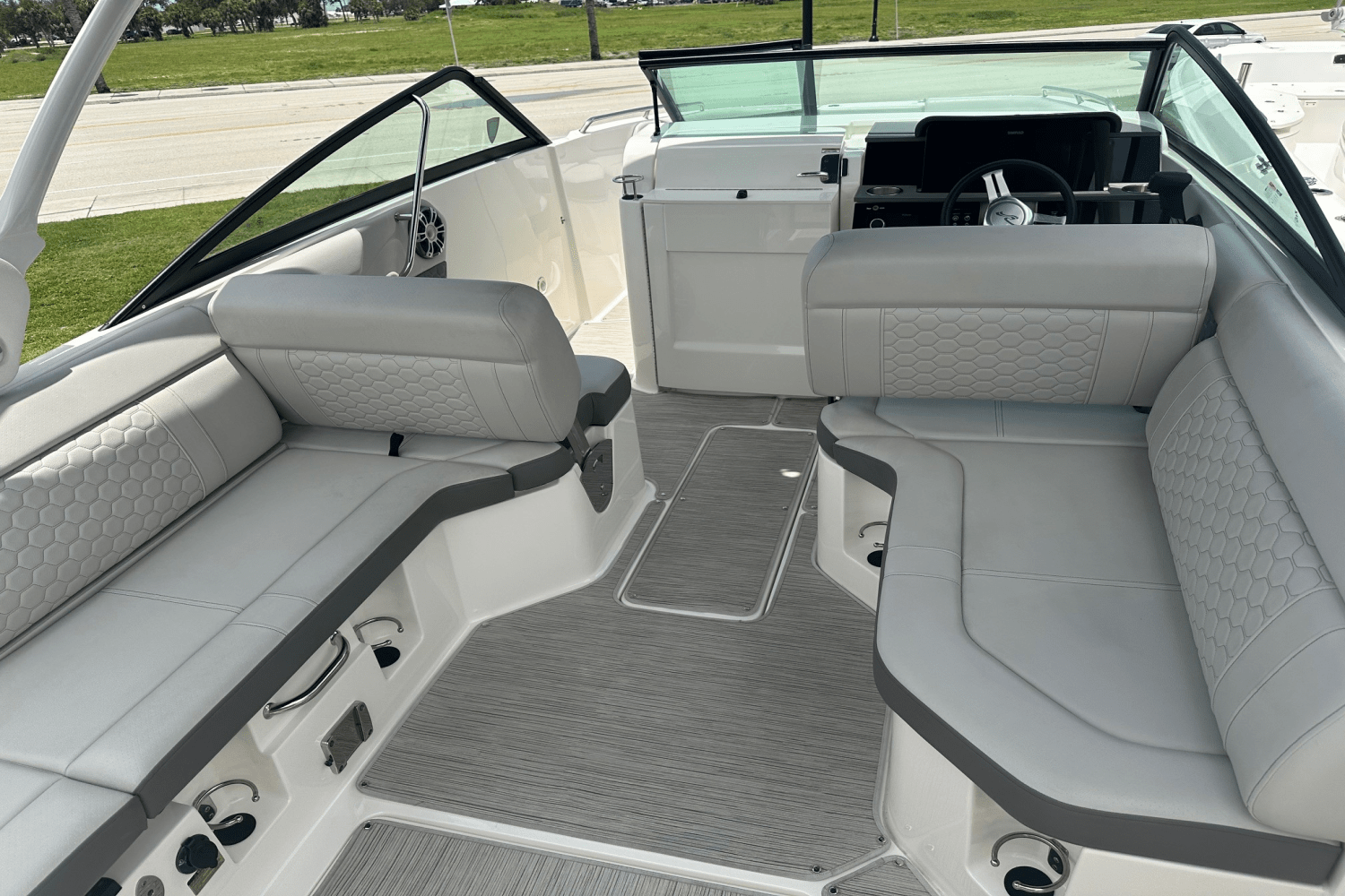 Slide: The Image of Sea Ray 250 SDX OB 2022 - 19