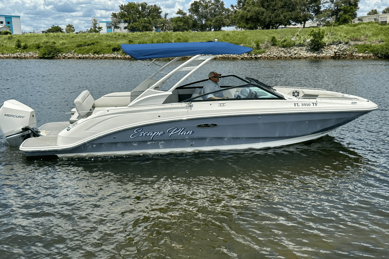 Slide: The Image of Sea Ray 250 SDX OB 2022 - 2