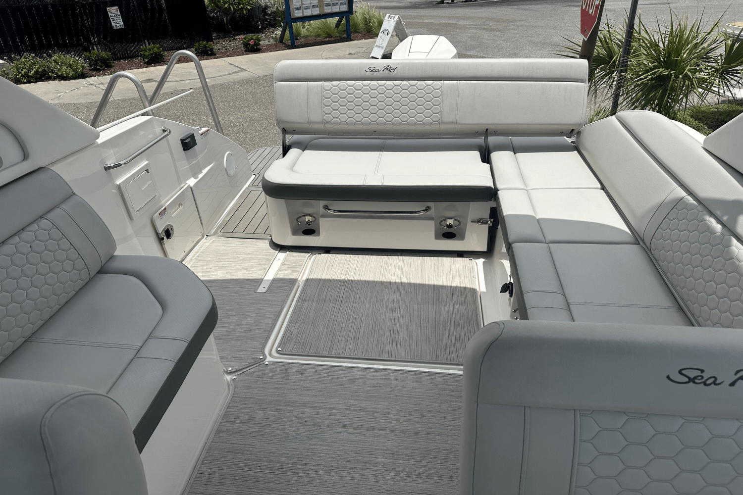 Slide: The Image of Sea Ray 250 SDX OB 2022 - 20