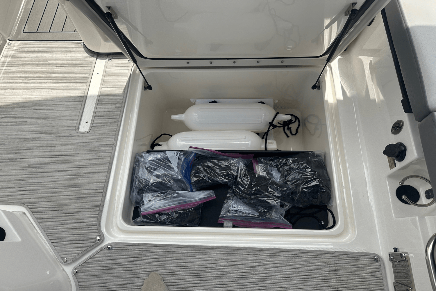 Slide: The Image of Sea Ray 250 SDX OB 2022 - 23