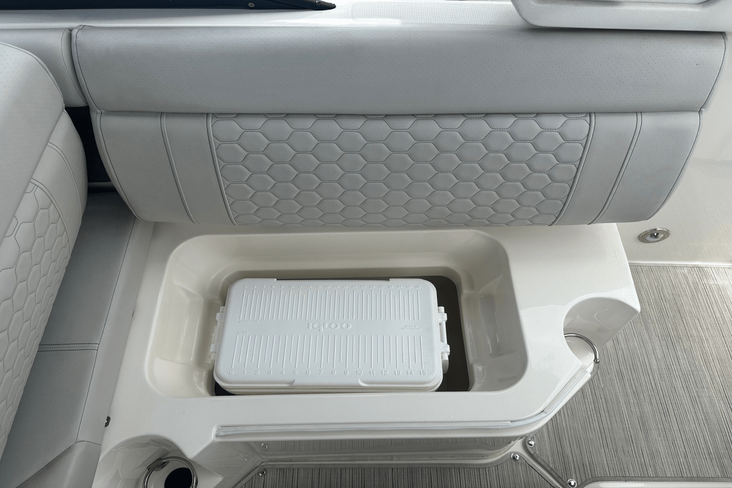 Slide: The Image of Sea Ray 250 SDX OB 2022 - 24