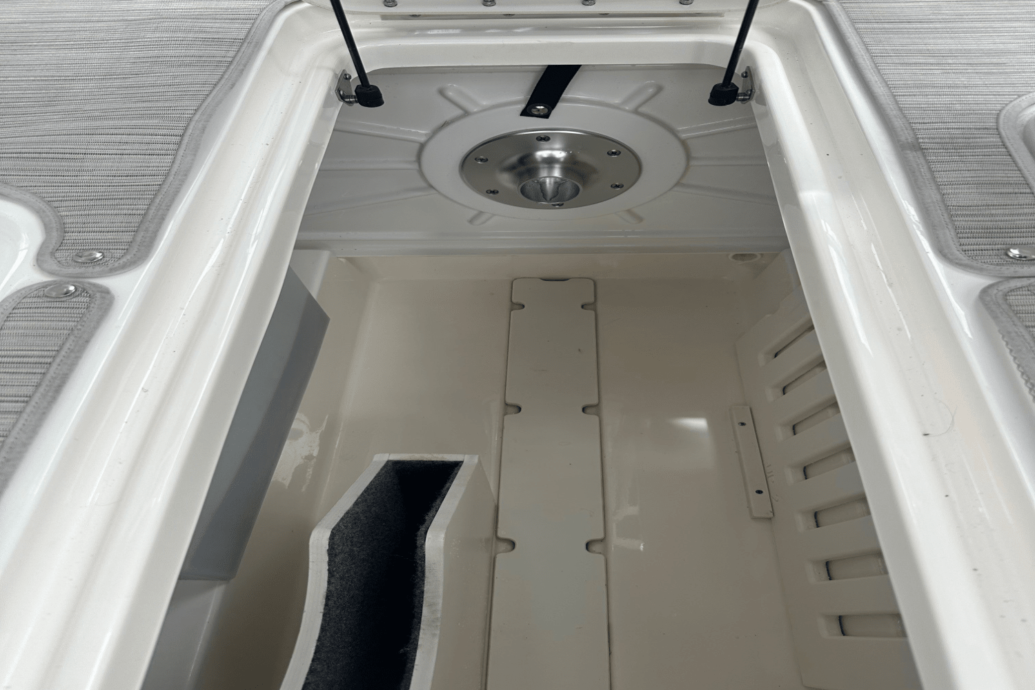 Slide: The Image of Sea Ray 250 SDX OB 2022 - 25