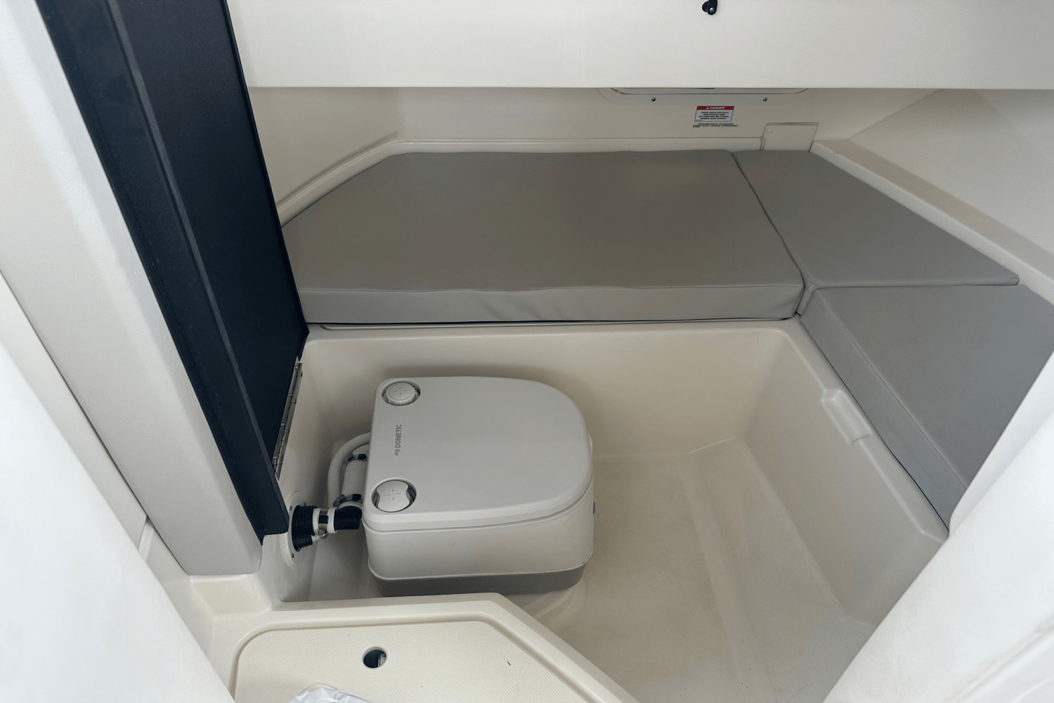 Slide: The Image of Sea Ray 250 SDX OB 2022 - 33