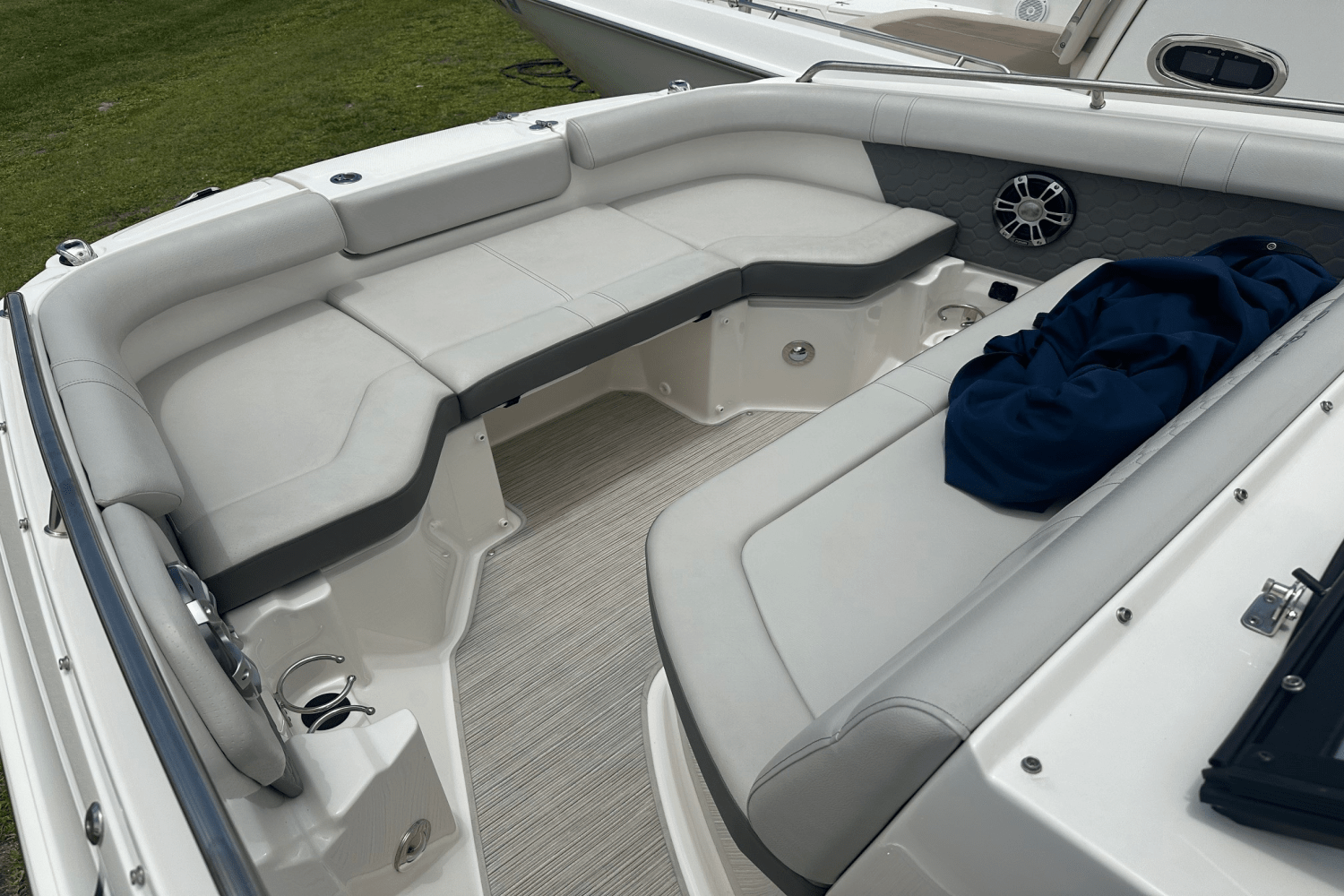 Slide: The Image of Sea Ray 250 SDX OB 2022 - 35