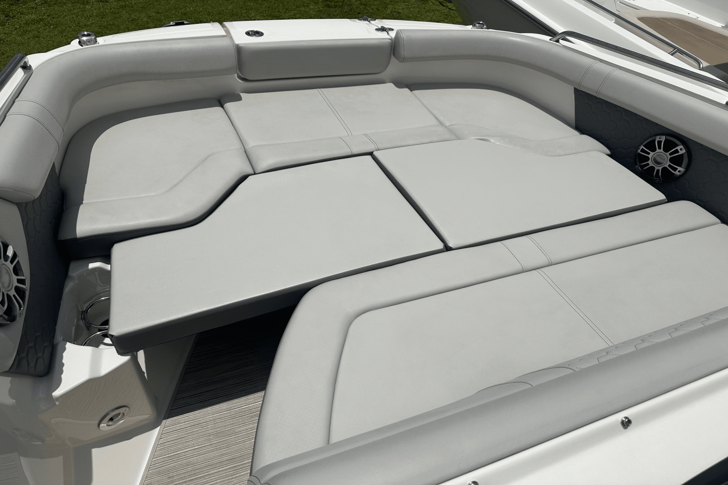 Slide: The Image of Sea Ray 250 SDX OB 2022 - 37