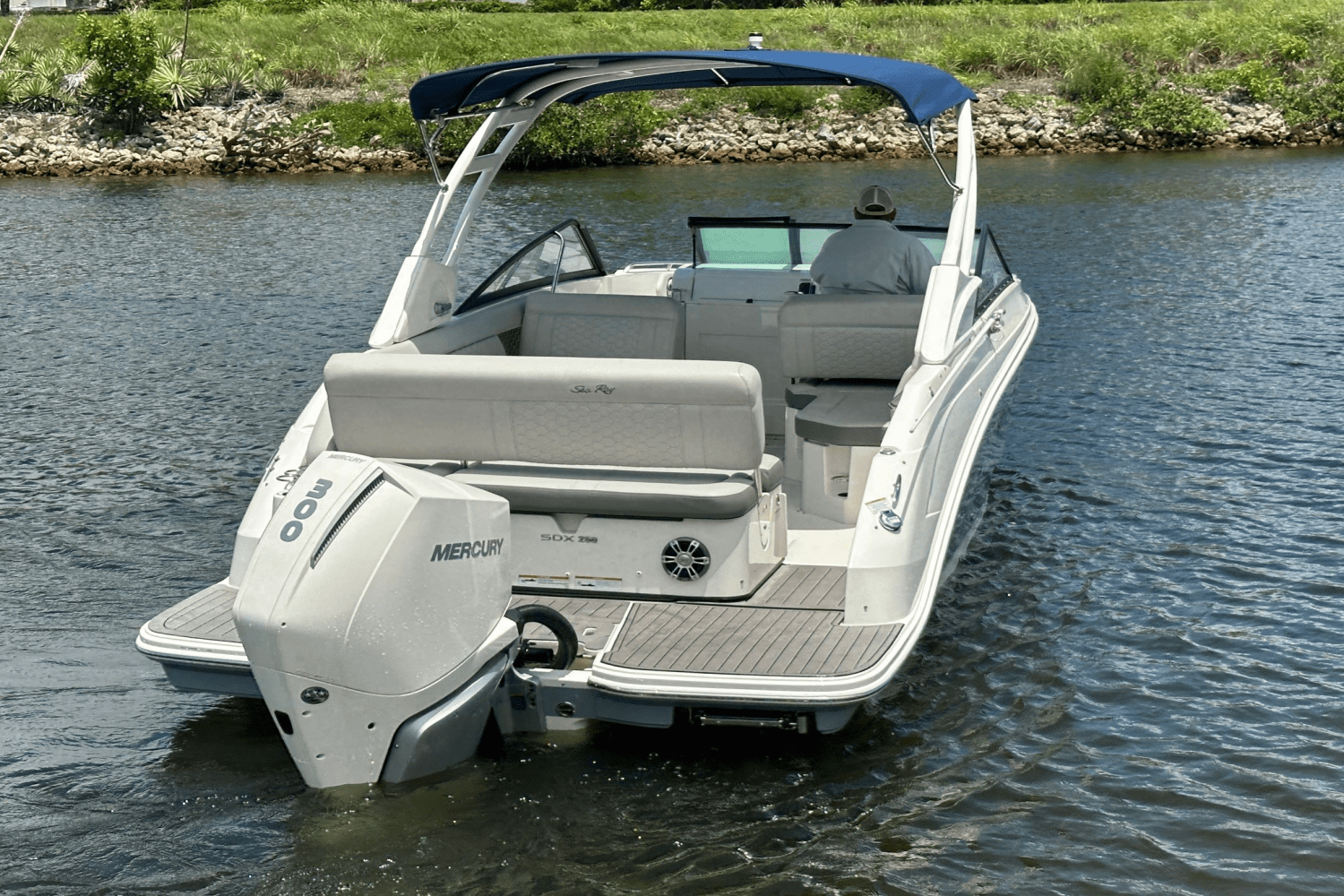 Slide: The Image of Sea Ray 250 SDX OB 2022 - 6