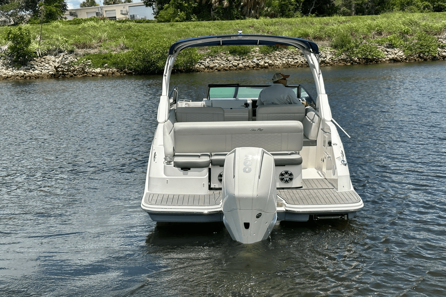 Slide: The Image of Sea Ray 250 SDX OB 2022 - 8