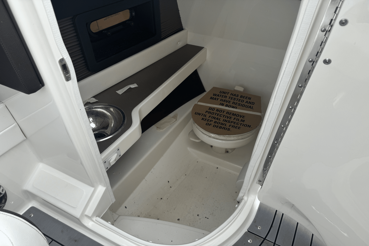 Slide: The Image of Sea Ray 250 SLX 2019 - 19