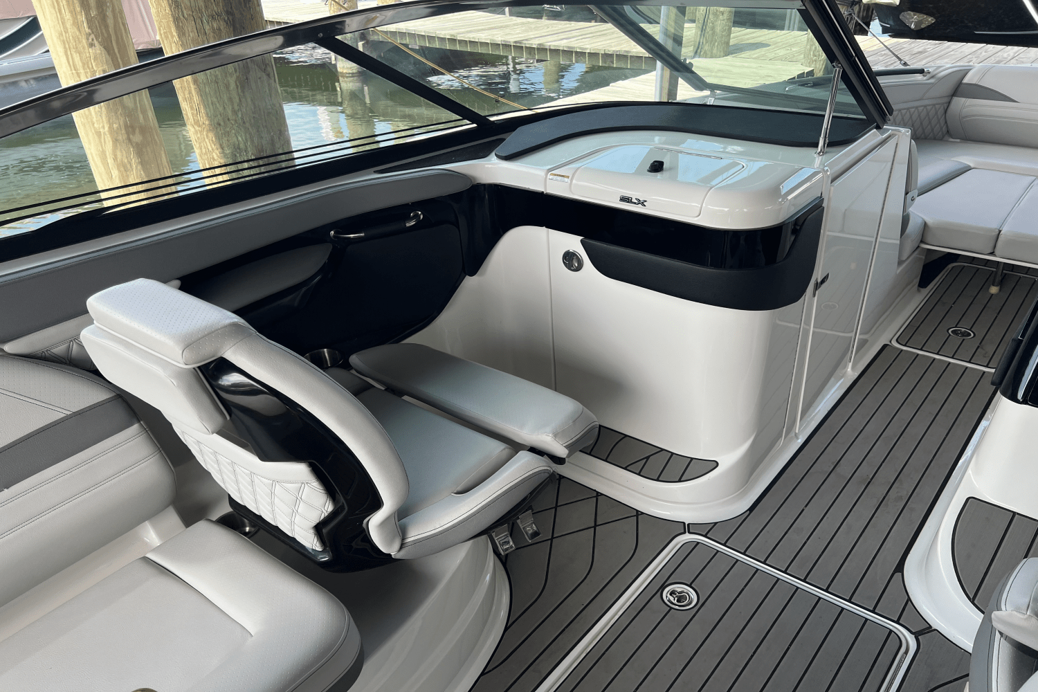 Slide: The Image of Sea Ray 260 SLX 2023 - 11