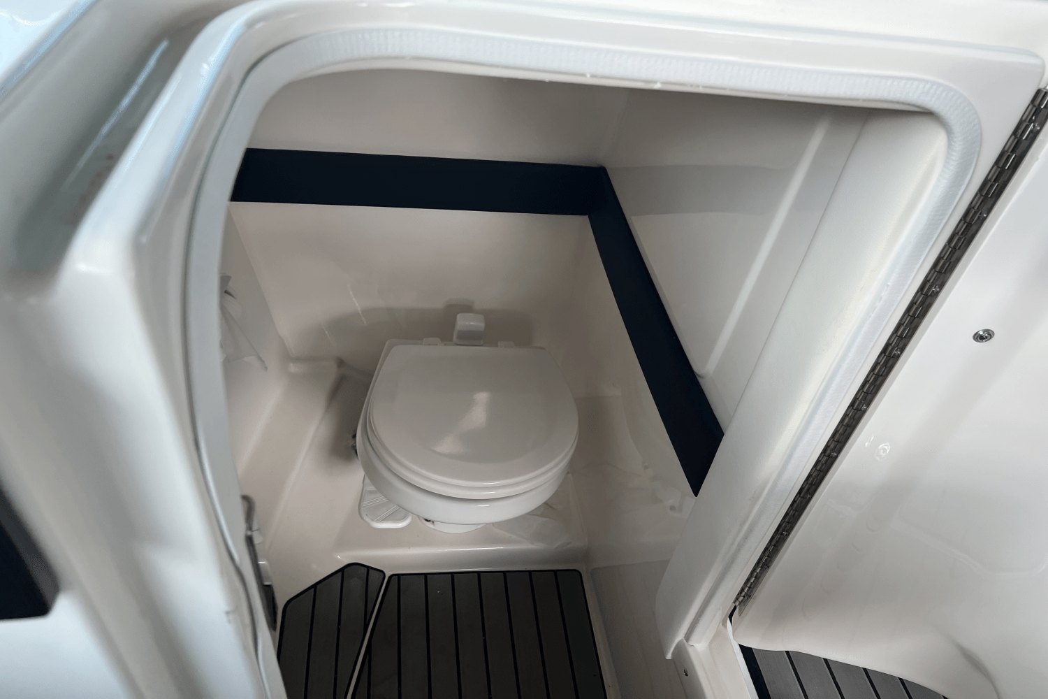 Slide: The Image of Sea Ray 260 SLX 2023 - 12