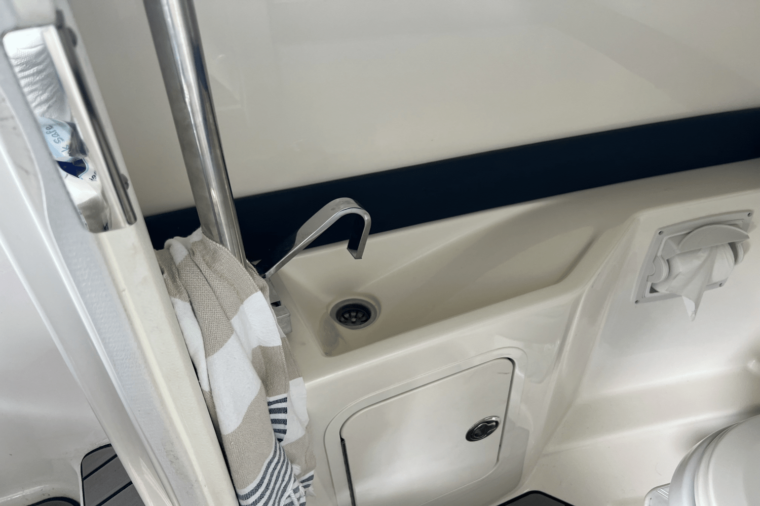 Slide: The Image of Sea Ray 260 SLX 2023 - 13