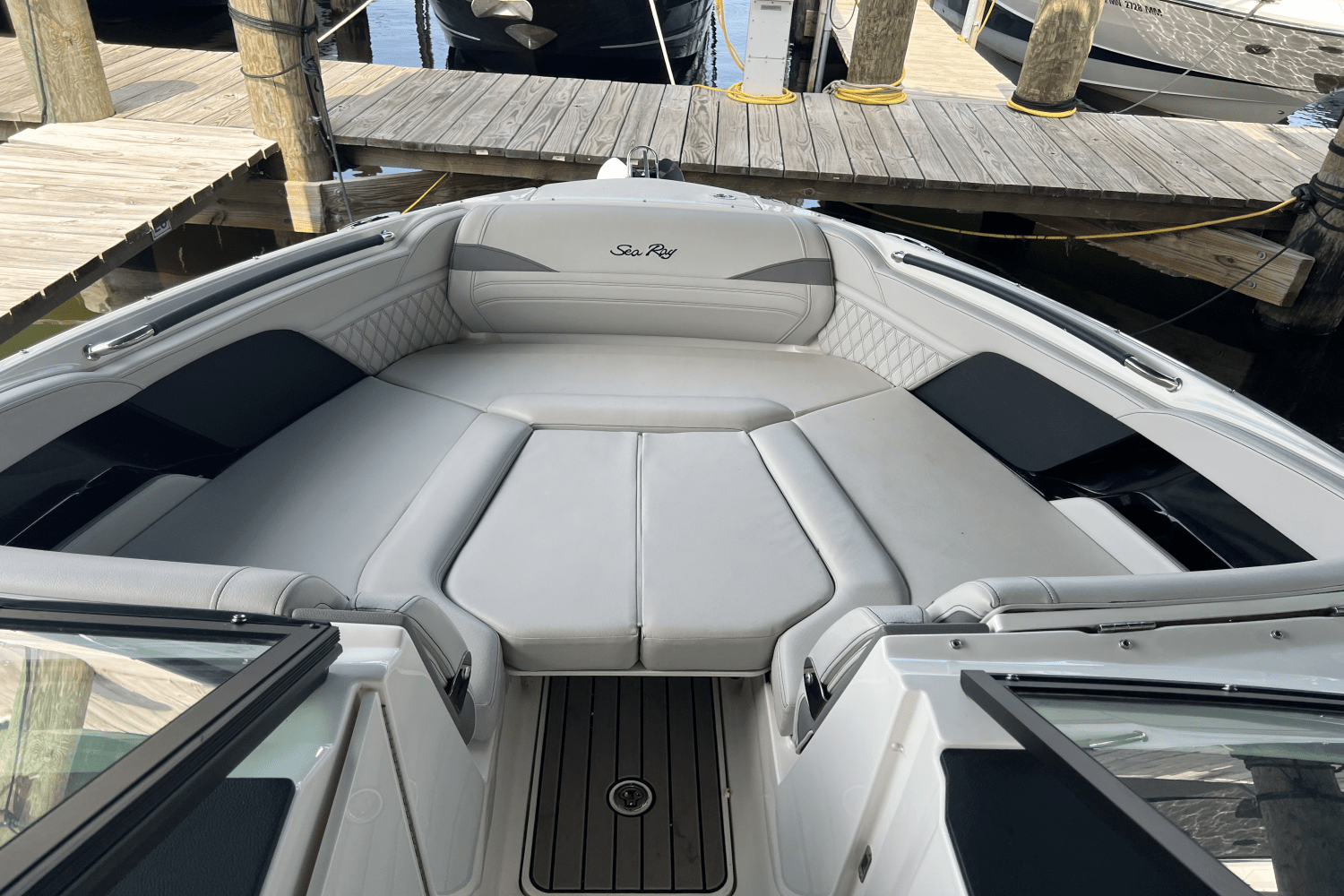 Slide: The Image of Sea Ray 260 SLX 2023 - 18