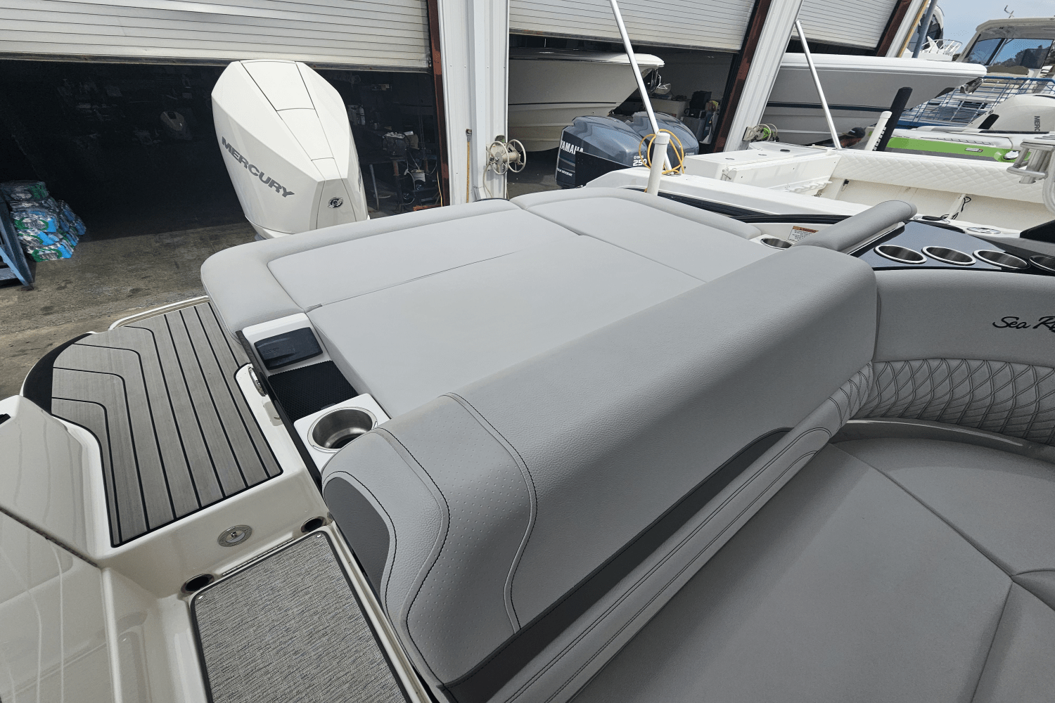 Slide: The Image of Sea Ray 260 SLX-OB 2024 - 13