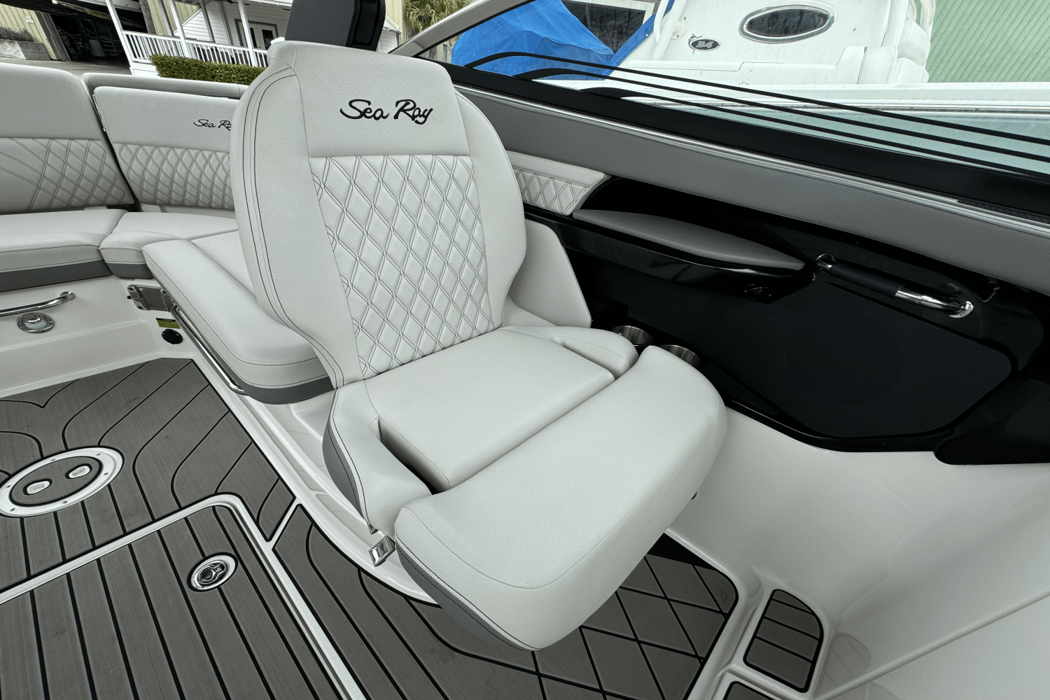 Slide: The Image of Sea Ray 260 SLX OUTBOARD 2023 - 17