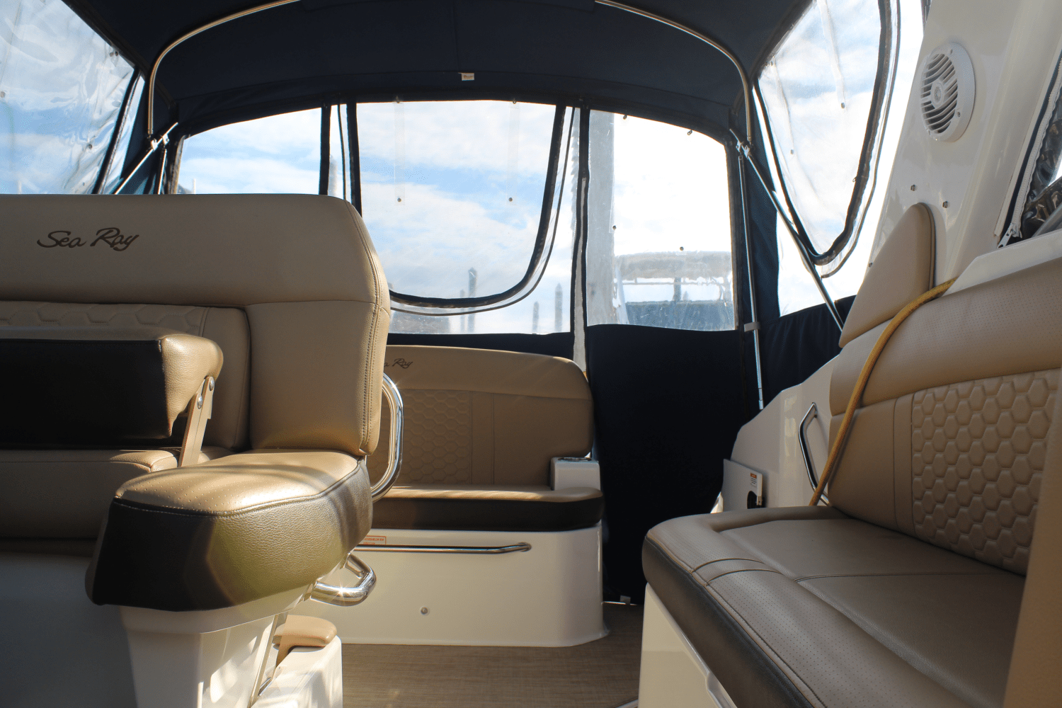 Slide: The Image of Sea Ray 260 SUNDANCER 2018 - 23