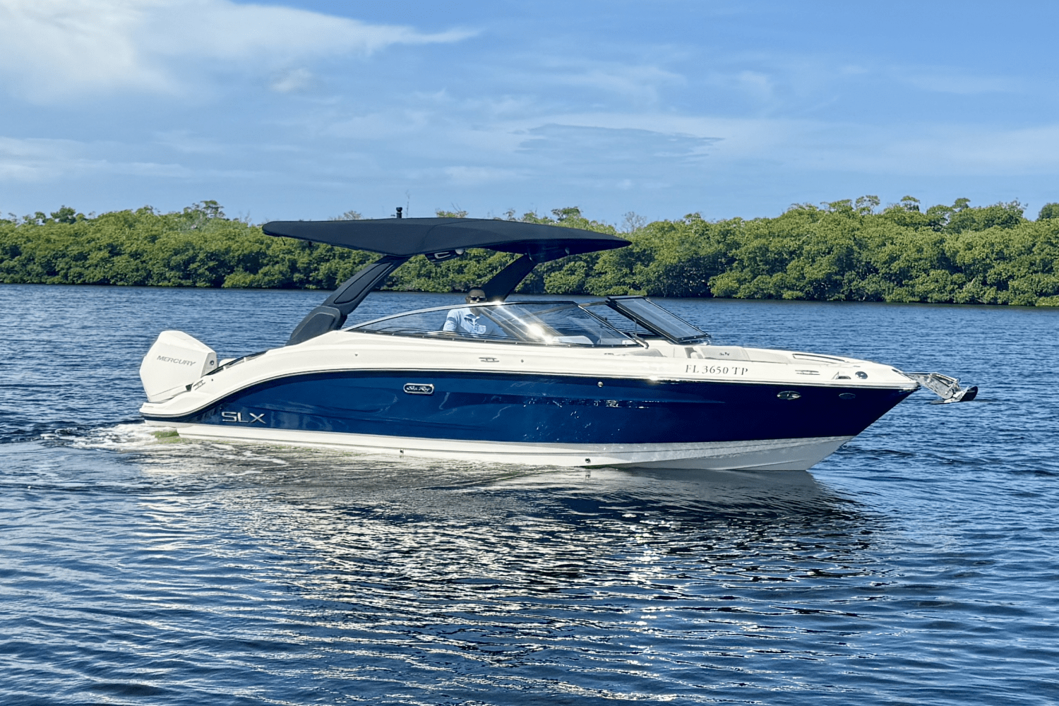 Slide: The Image of Sea Ray 260 SXO 2023 - 1