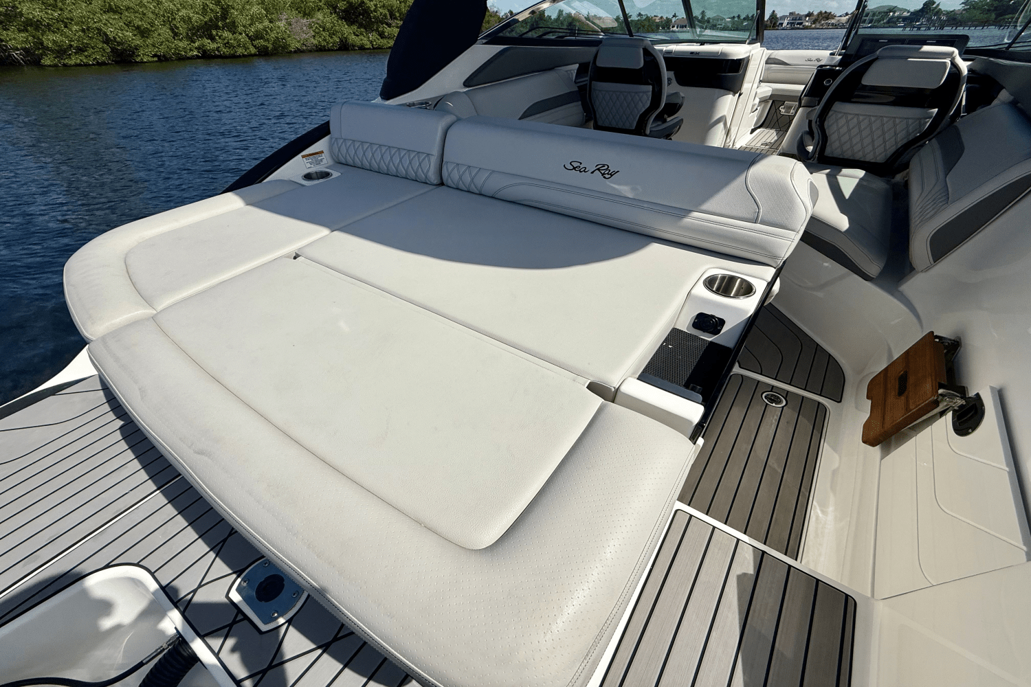 Slide: The Image of Sea Ray 260 SXO 2023 - 11