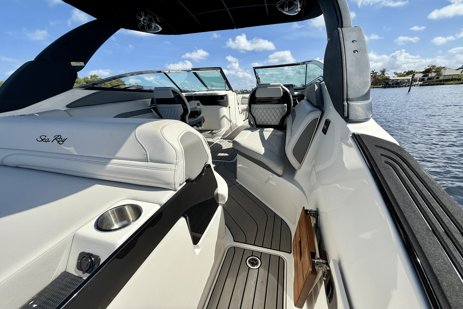Slide: The Image of Sea Ray 260 SXO 2023 - 12