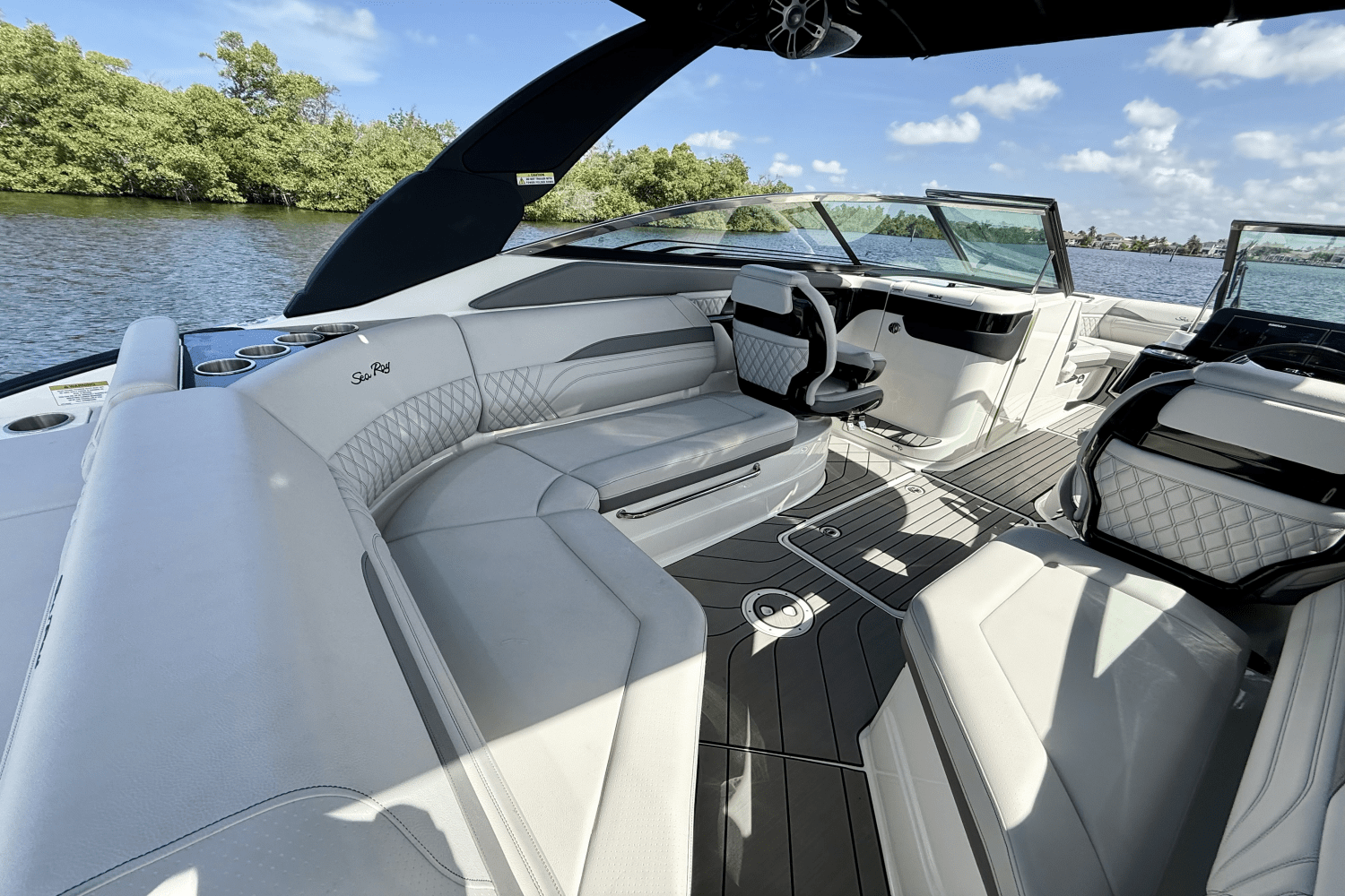 Slide: The Image of Sea Ray 260 SXO 2023 - 13