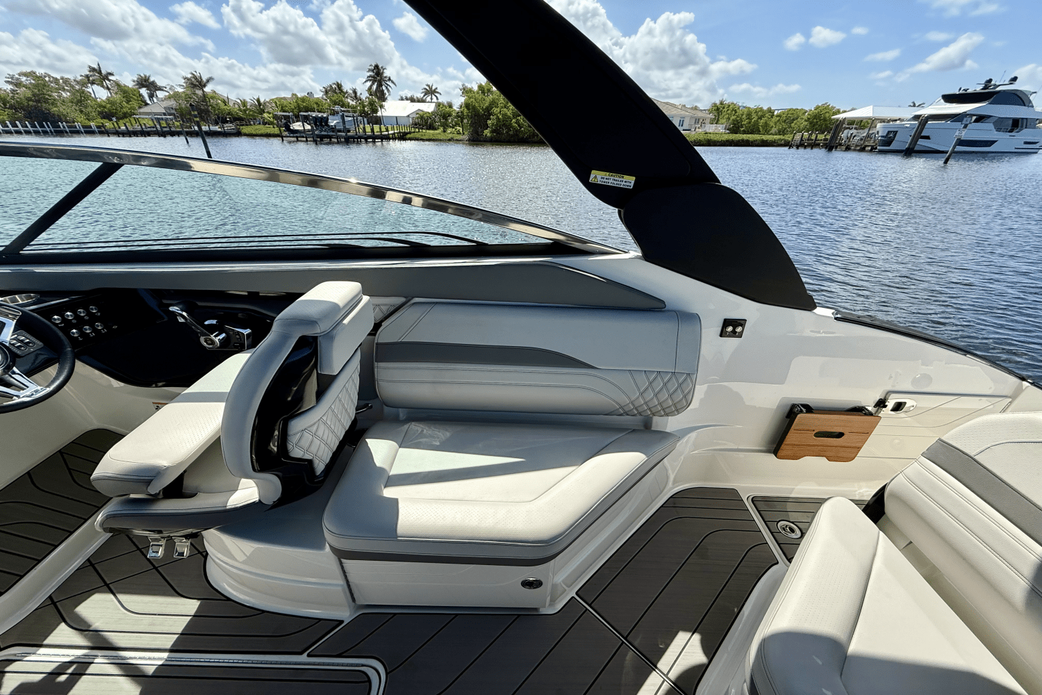 Slide: The Image of Sea Ray 260 SXO 2023 - 14