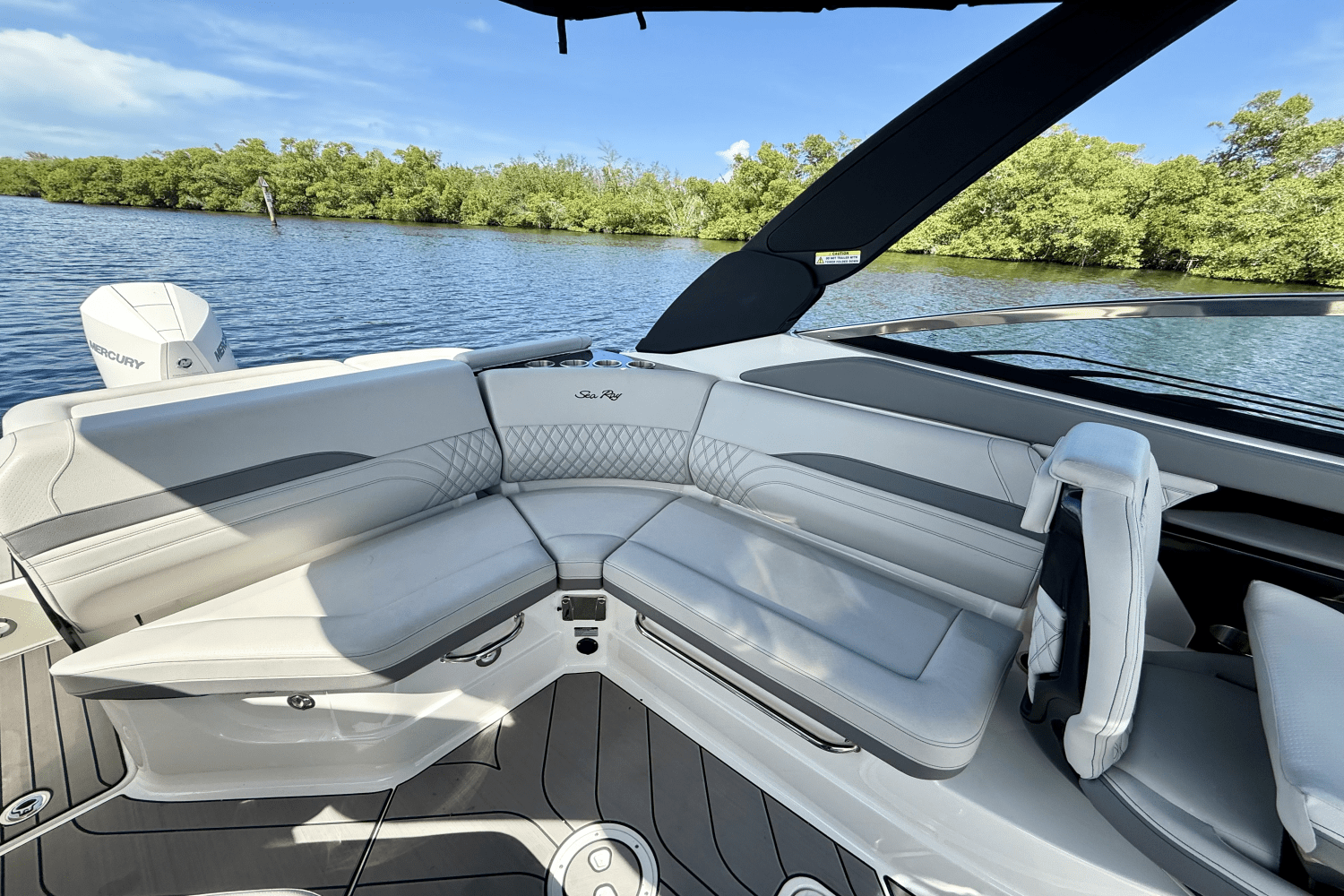 Slide: The Image of Sea Ray 260 SXO 2023 - 15