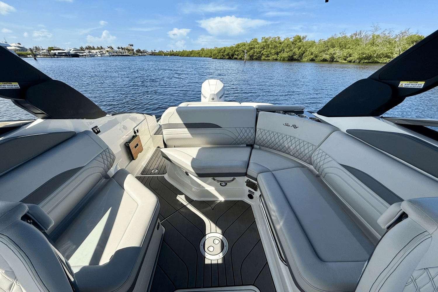 Slide: The Image of Sea Ray 260 SXO 2023 - 16