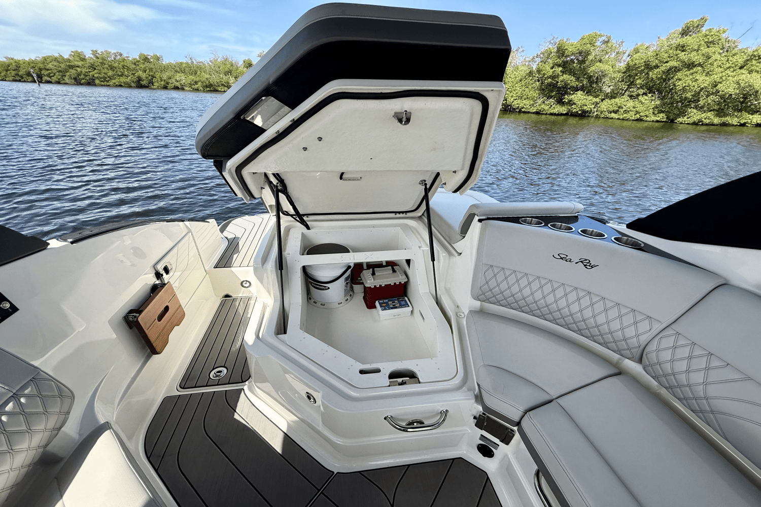 Slide: The Image of Sea Ray 260 SXO 2023 - 17