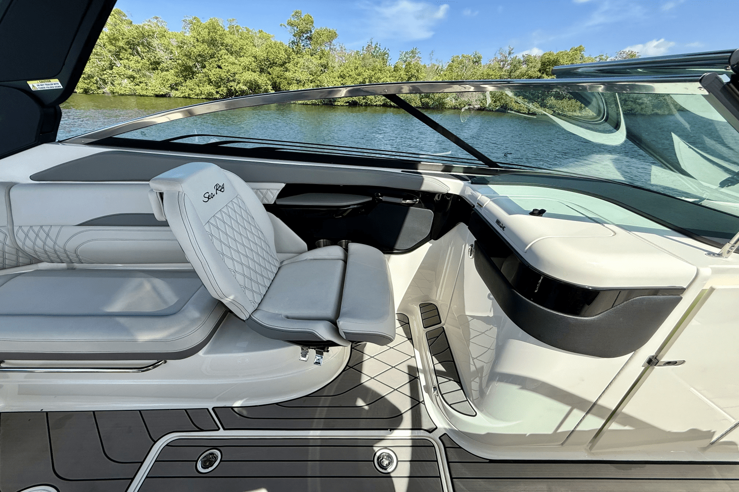 Slide: The Image of Sea Ray 260 SXO 2023 - 18