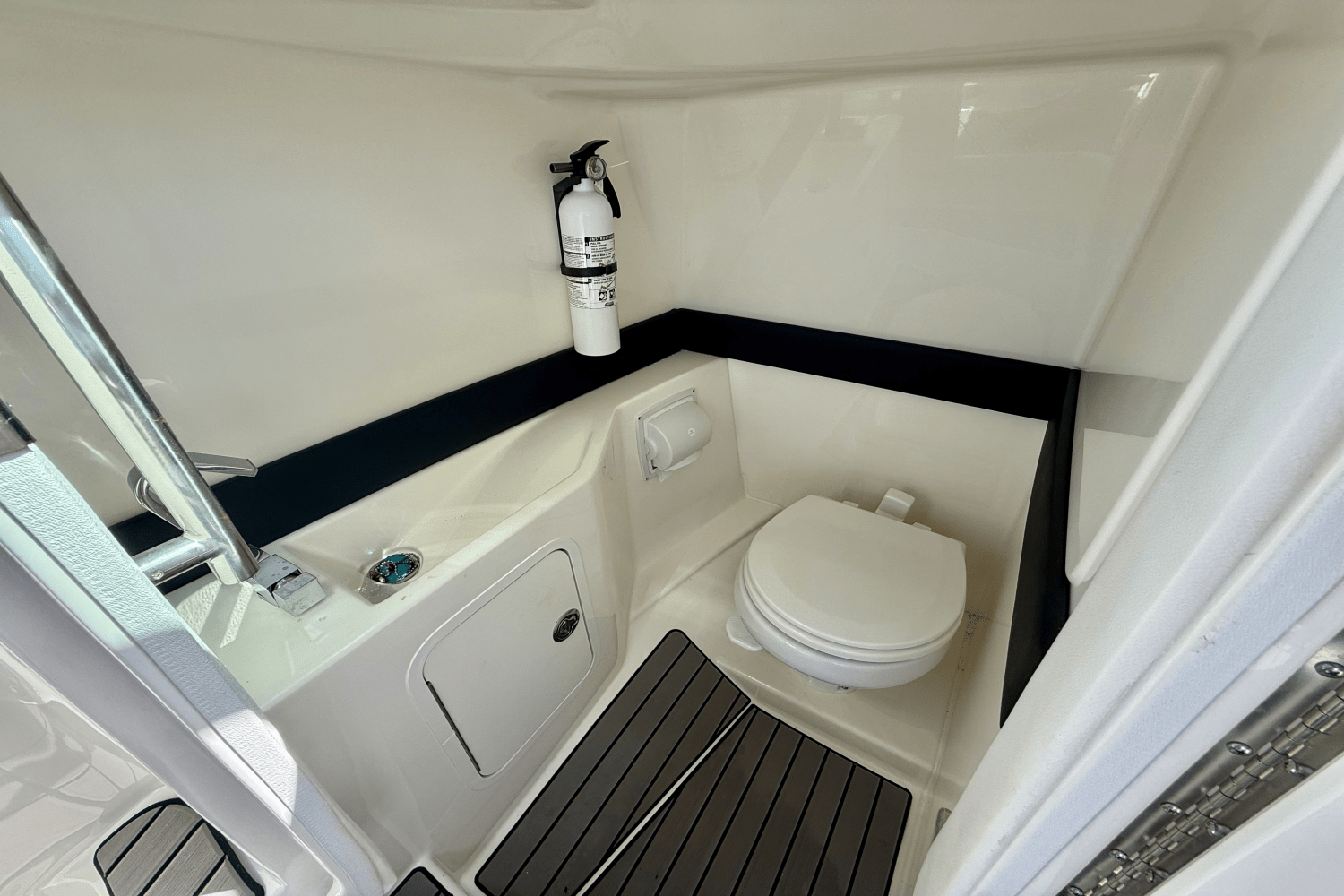 Slide: The Image of Sea Ray 260 SXO 2023 - 19