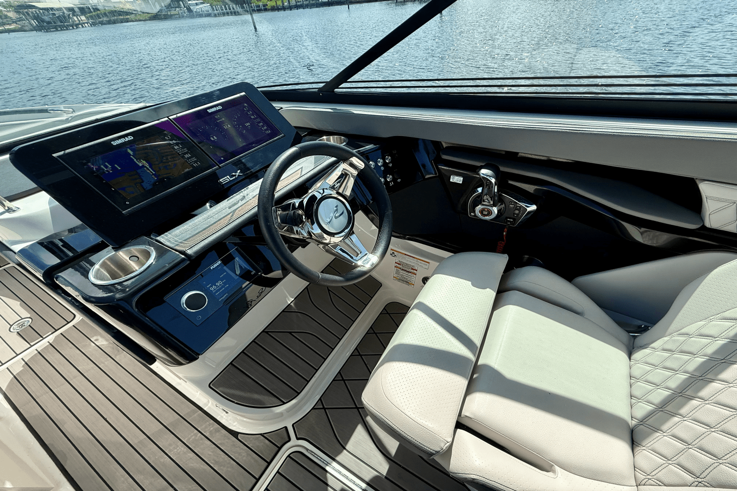 Slide: The Image of Sea Ray 260 SXO 2023 - 22