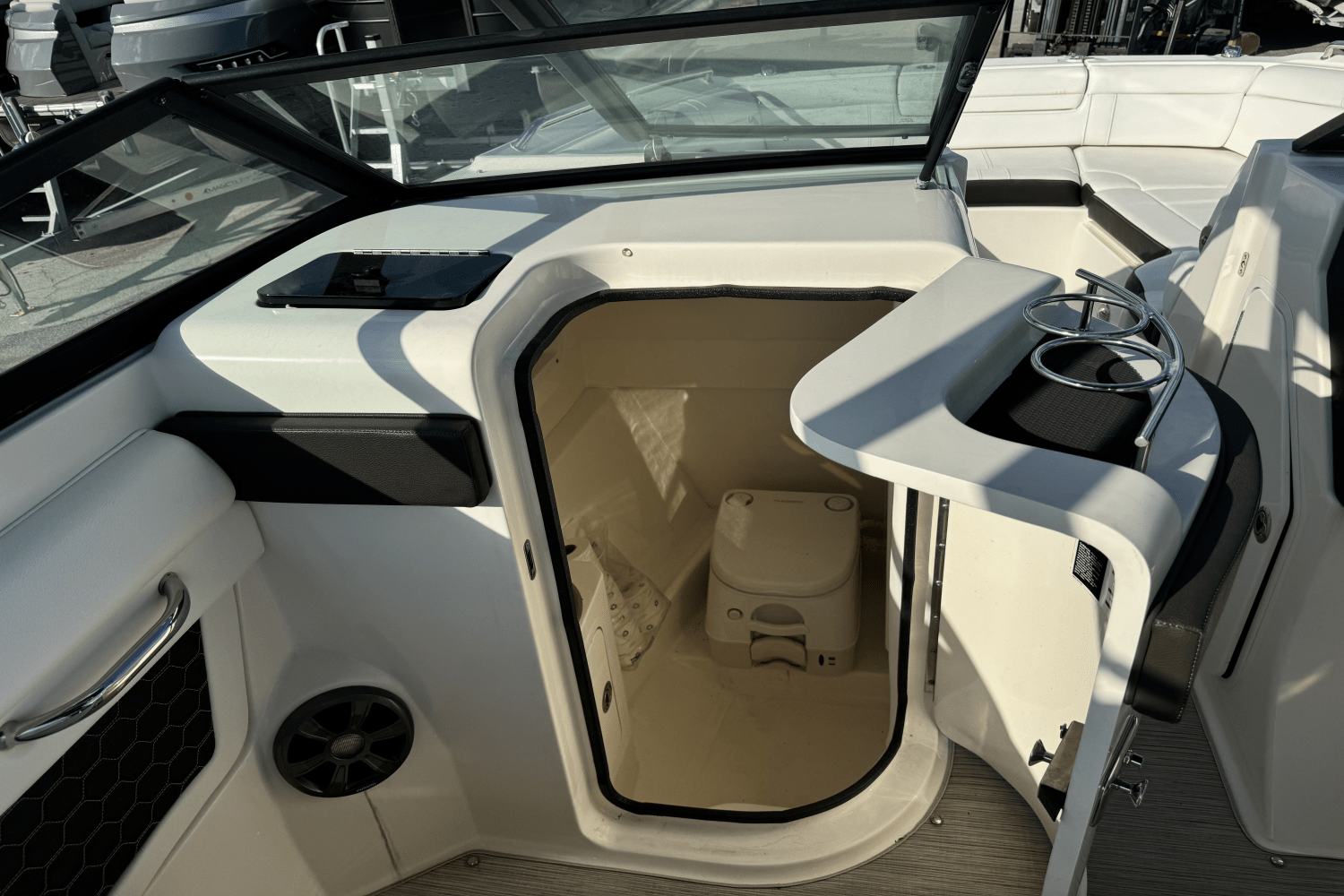 Slide: The Image of Sea Ray 270 SDX OB 2019 - 13