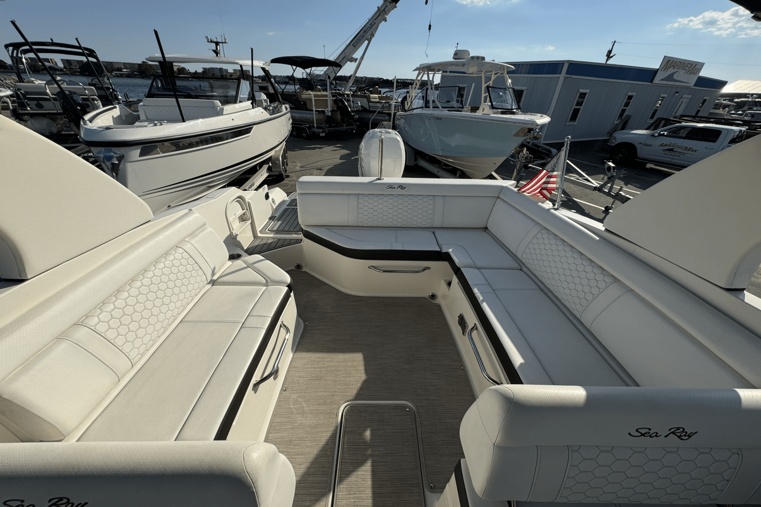 Slide: The Image of Sea Ray 270 SDX OB 2019 - 14