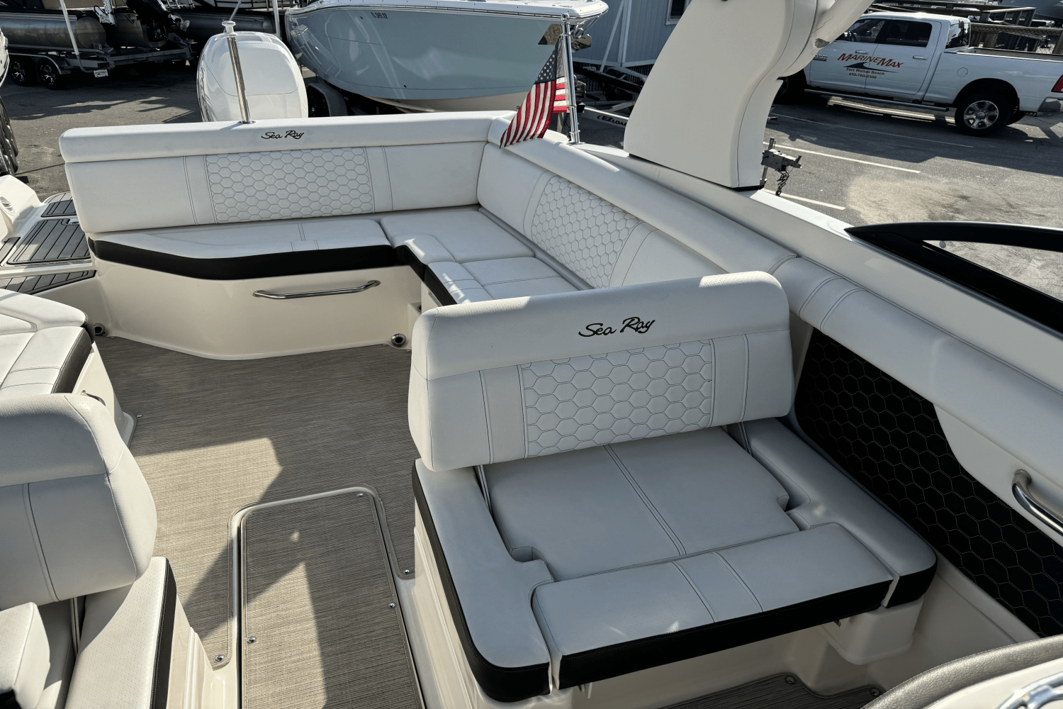 Slide: The Image of Sea Ray 270 SDX OB 2019 - 9