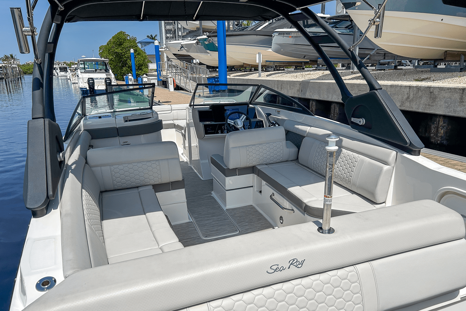 Slide: The Image of Sea Ray 270 SDX OUTBOARD 2023 - 16