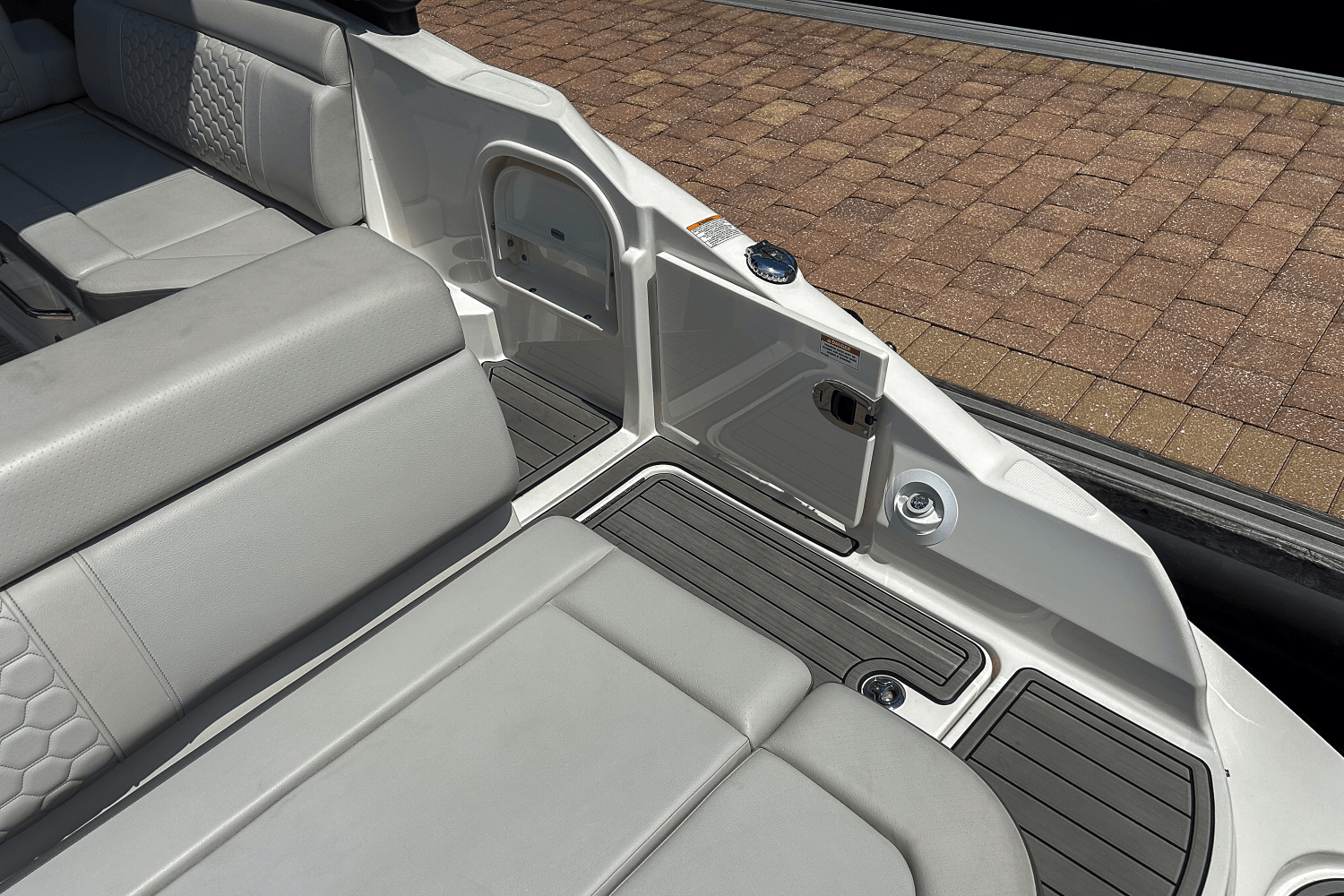 Slide: The Image of Sea Ray 270 SDX OUTBOARD 2023 - 17