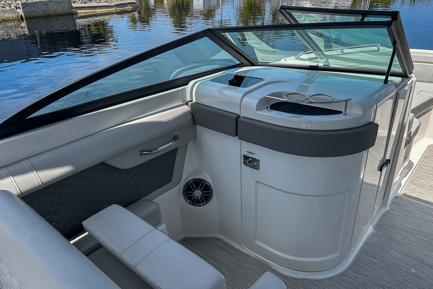 Slide: The Image of Sea Ray 270 SDX OUTBOARD 2023 - 28