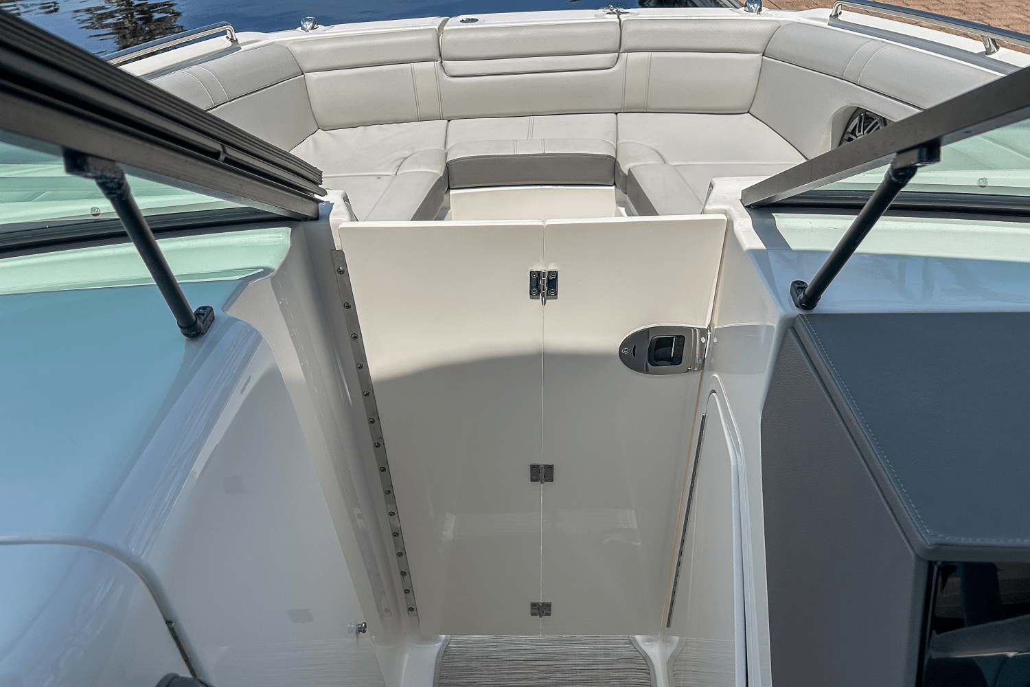 Slide: The Image of Sea Ray 270 SDX OUTBOARD 2023 - 31
