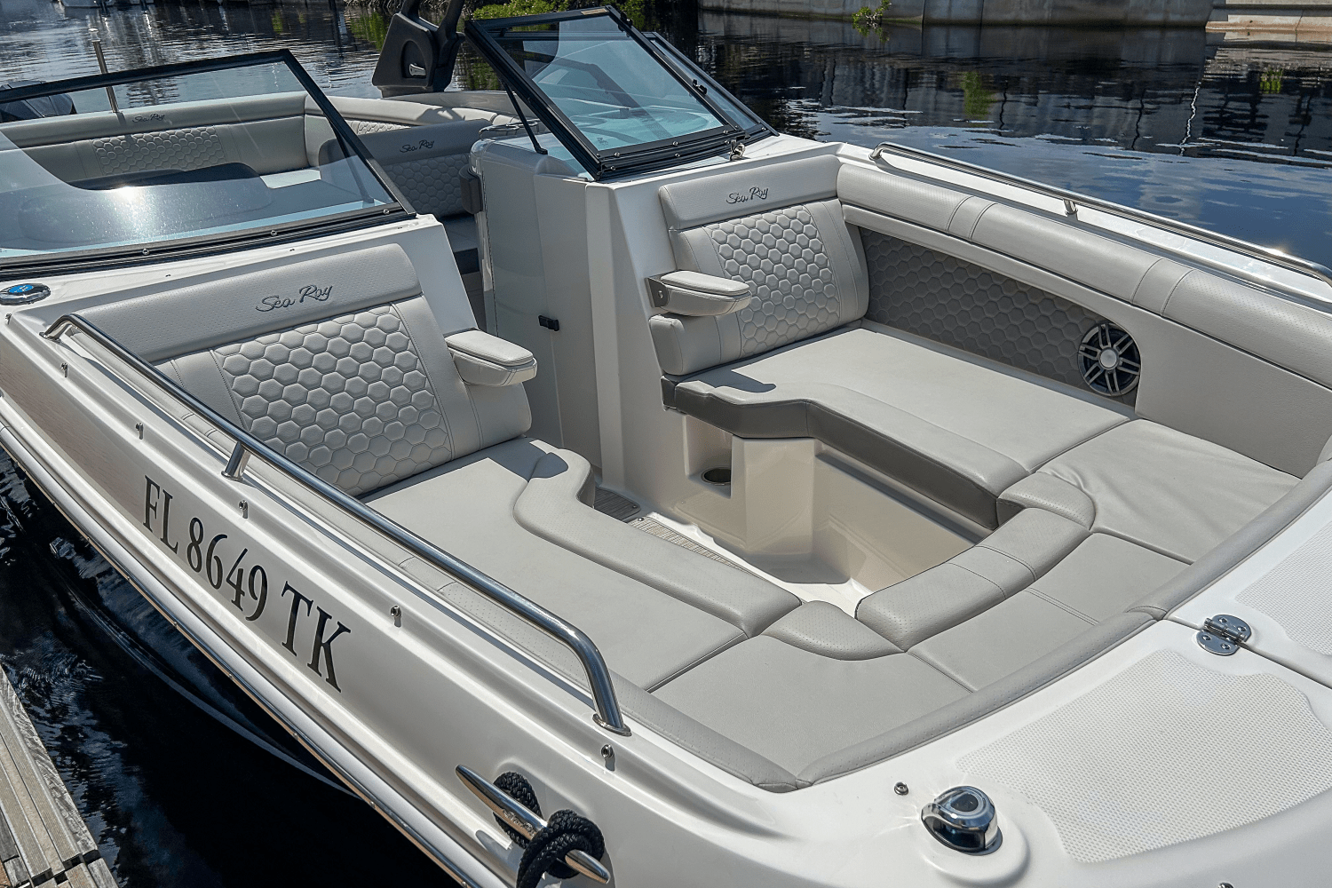 Slide: The Image of Sea Ray 270 SDX OUTBOARD 2023 - 32
